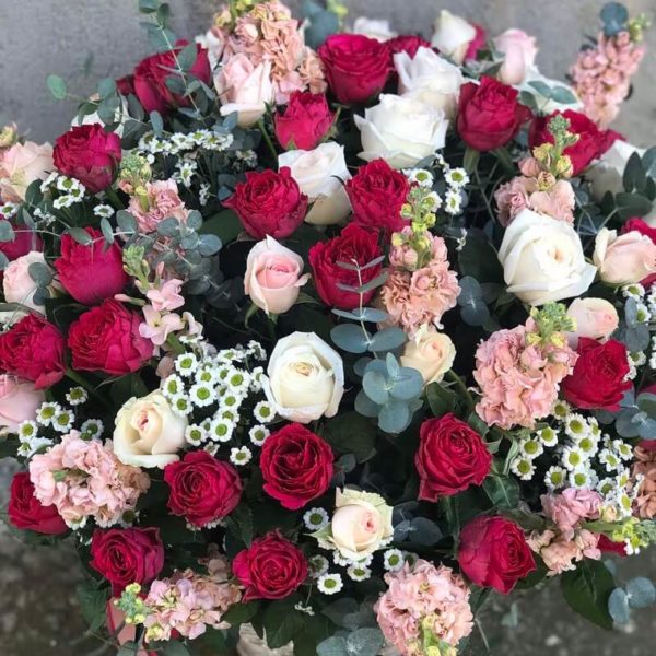 Большая корзина из роз в садовом стиле кипр