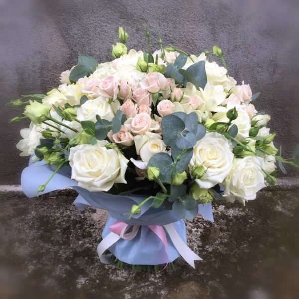 Bouquet of roses in pastel colors