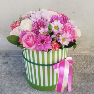 Коробка из роз и хризантемы